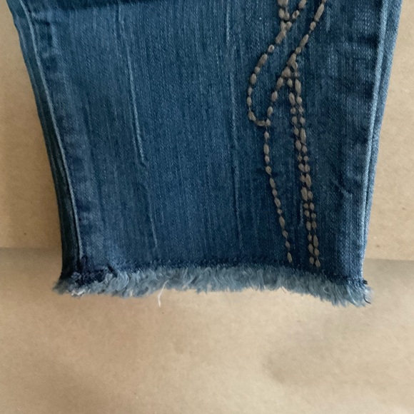 Bandolino Blue Floral Embroidered Jeans. NWT Size 14. Lizbeth Skinny Crop. - Picture 10 of 12